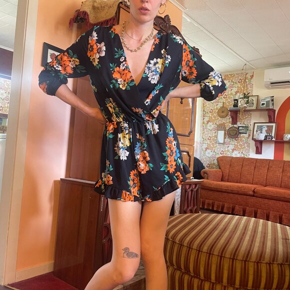 Floral plunge V neck Romper! - Picture 11 of 16